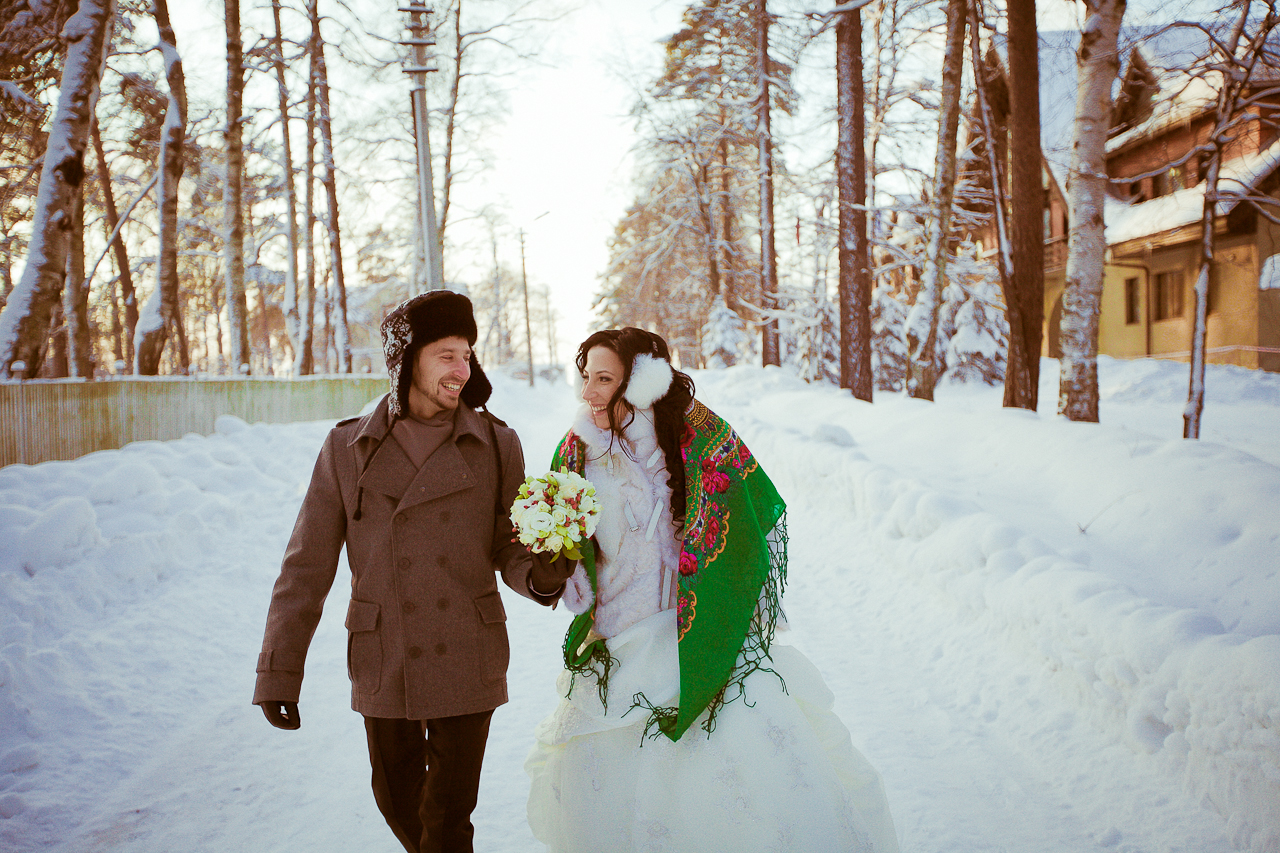 Парень сватается. Свадьба зимой. Свадебная фотосессия зимой. Зимняя свадьба фотосессия. Свадьба в марте.